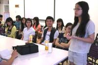 書院學生劉添鑫同學 (右) 與西南大學附屬中學的學生及其他參加者分享她在香港中文大學的學習生活